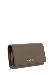 Portafoglio in pelle marrone con finitura texturizzata, sezione con zip e logo "BOGNER" in argento sulla parte anteriore. Design compatto e rettangolare.