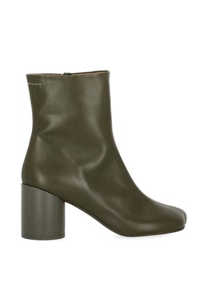 Stivaletto verde oliva con punta arrotondata e tacco spesso a blocco, texture in pelle liscia, chiusura laterale con cerniera.