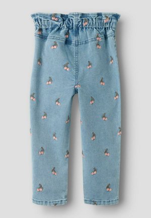Pantaloni di jeans azzurri per bambini con cintura elastica e motivo ricamato di ciliegie rosa su tutto il tessuto.