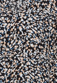 Schwarzer Stoff mit einem bunten, abstrakten Leopardenmuster in Beige, Blau und Weiß. Die Textur wirkt weich und leicht mit einer glatten Oberfläche.