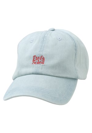 Hellblaue Baseballkappe mit rotem, mittig auf dem Vorderpaneel gesticktem Schriftzug „Été & Soleil“, gebogenem Schirm und genähten Belüftungslöchern.