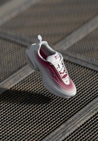 Unselected, white/sweet beet/platinum-coloured tint