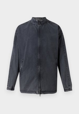 Svart avslappnad jacka gjord av denimmaterial, med ståkrage, dragkedja fram och elastiska ärmslut. Inkluderar sidofickor och en avslappnad passform.