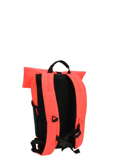 Ljus neonorange ryggsäck med svarta detaljer, utrustad med två justerbara remmar, en rulltoppsdesign och ett handtag på toppen för bärande.