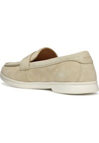 Scarpa slip-on in suede beige con punta rotonda e tomaia testurizzata. Presenta una soletta imbottita e una suola in gomma bianca. Dettagli di cucitura minimi.