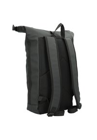 Sac à dos noir avec dos rembourré en mesh, bretelles réglables et poignée supérieure en tissu. Design élégant avec une fermeture à enroulement pour un accès sécurisé.