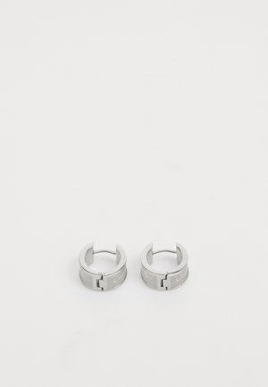 Hõbedatooni rõngaskõrvarõngad tekstuuriga viimistlusega, millel on klambri disain. Siledad servad ja poleeritud sisepind.