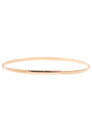 Ceinture fine et flexible dorée avec une fermeture lisse et rectangulaire à l'avant, conçue pour être portée à la taille.