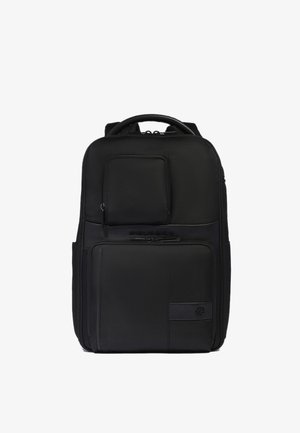 Schwarzer Rucksack aus strapazierfähigem Stoff, mit mehreren Reißverschlusstaschen, gepolstertem Rücken und Tragegriff oben für einfaches Tragen.