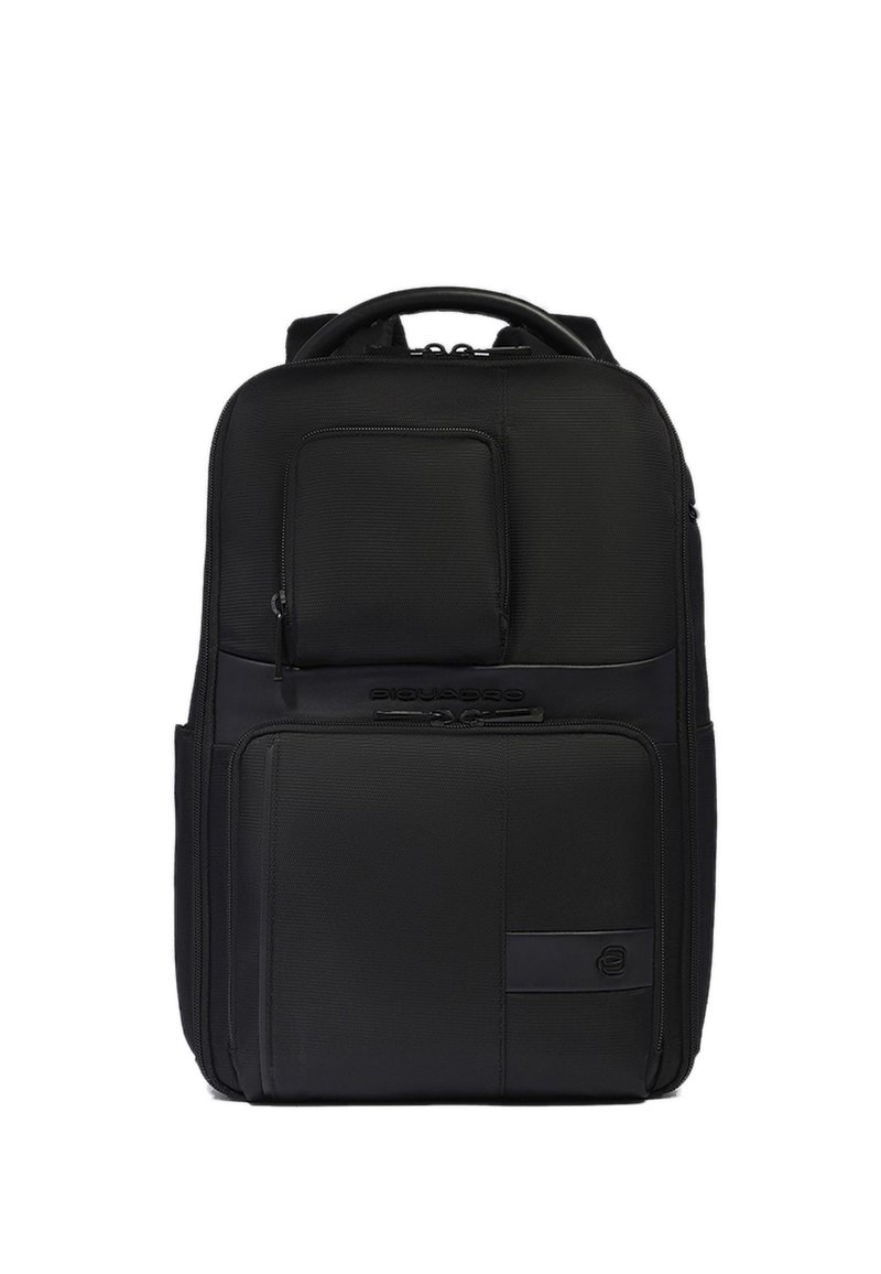 Mochila negra hecha de tela duradera, con múltiples compartimentos con cremallera, respaldo acolchado y asa superior para facilitar su transporte.