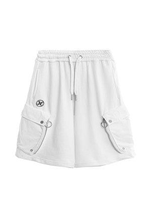 Pantalones cortos blancos con cintura elástica con cordón, bolsillos laterales tipo cargo con cremalleras y botones a presión, y un pequeño logo circular en el bolsillo izquierdo.