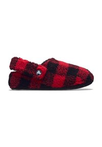 Geruite rode en zwarte pantoffel van gestructureerde fleece, met een lage achterkant en ronde neus, en een cirkelvormig logo aan de zijkant.