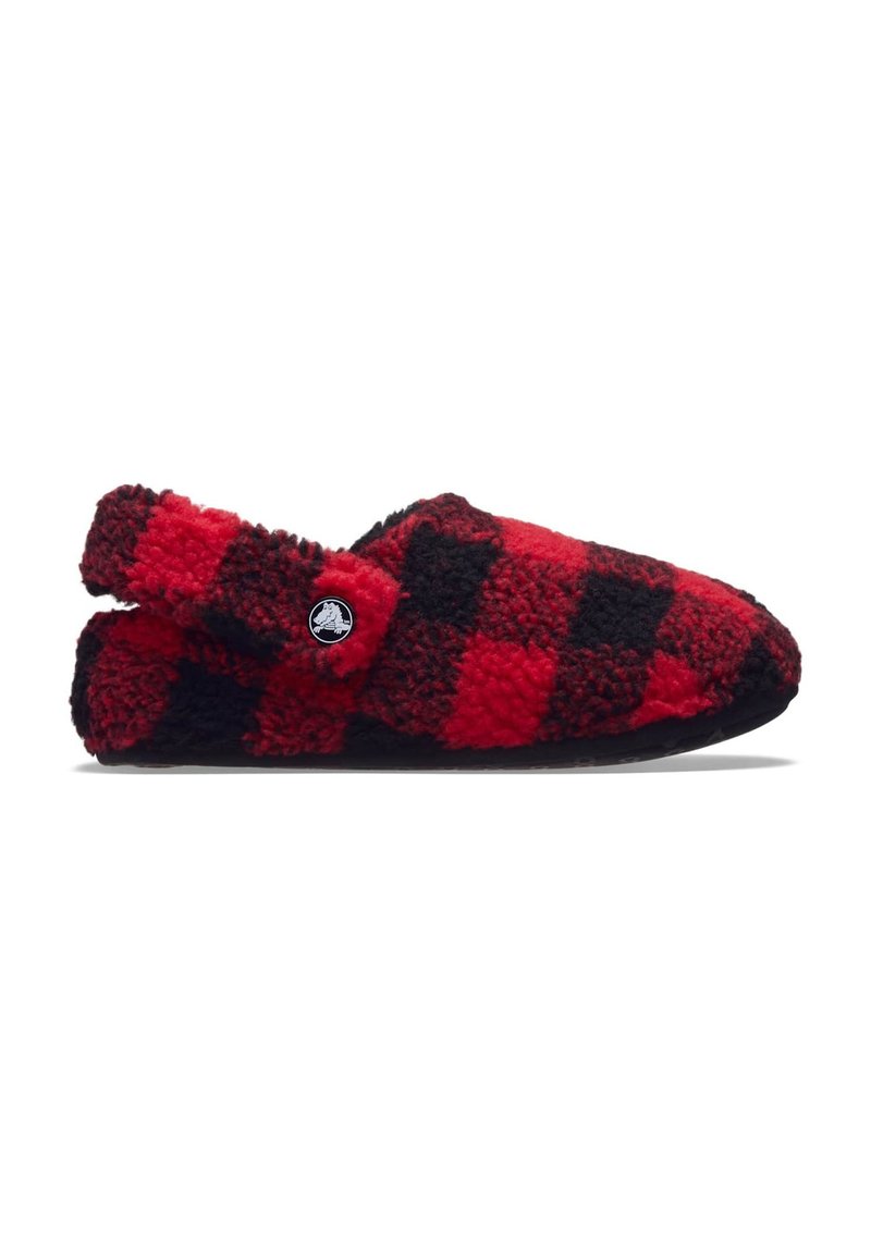 Geruite rode en zwarte pantoffel van gestructureerde fleece, met een lage achterkant en ronde neus, en een cirkelvormig logo aan de zijkant.