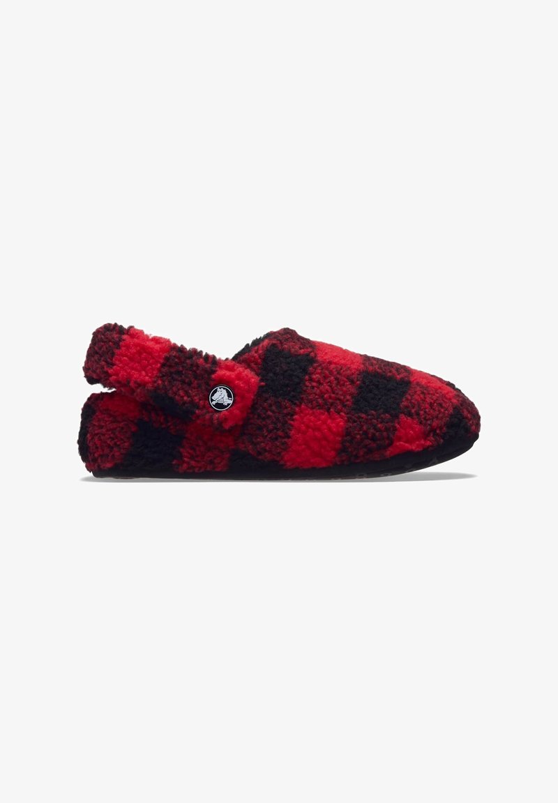 Zapatilla de cuadros rojos y negros hecha de forro polar texturizado, con un bajo en la parte trasera y punta redonda, con un logotipo circular en el lateral.