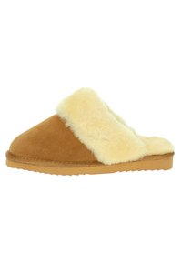 Bruine suède pantoffel met een fluffy crèmekleurige kraag, platte zool en gestructureerde onderkant, met een instapontwerp voor gemakkelijk aan- en uittrekken.