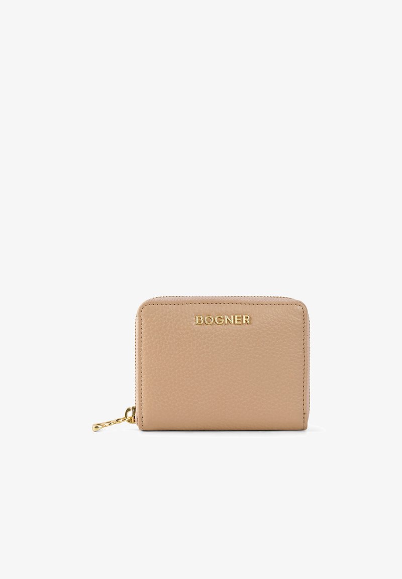 Beige leren portemonnee met een gestructureerde afwerking, met een gouden logo en een ritsluiting. Compact rechthoekig ontwerp voor gemakkelijke opslag.