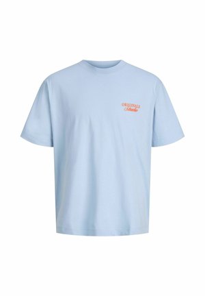 T-shirt bleu clair à manches courtes avec encolure ronde et petit texte orange "Originals Studio" sur le côté gauche de la poitrine.