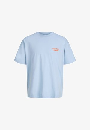 T-shirt bleu clair à manches courtes avec encolure ronde et petit texte orange "Originals Studio" sur le côté gauche de la poitrine.