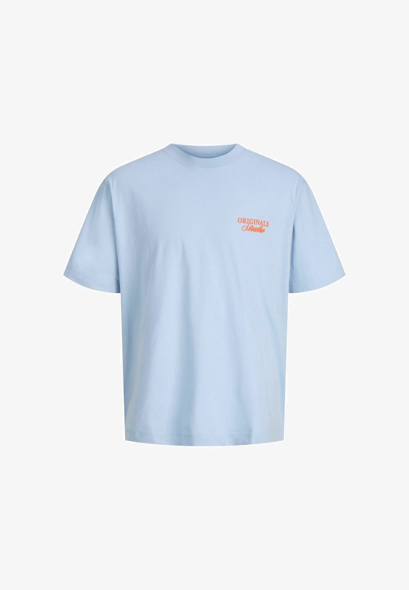 Ανοιχτό μπλε κοντομάνικο μπλουζάκι με στρογγυλή λαιμόκοψη και μικρό πορτοκαλί κείμενο "Originals Studio" στο αριστερό στήθος.