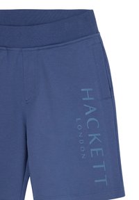 Shorts bleus avec taille élastique et poche latérale, portant un logo vertical "Hackett London" sur la jambe droite.