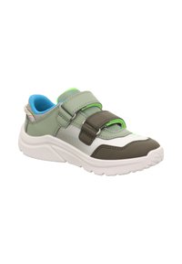 Grau-weißer Sportschuh mit Netzgewebe, zwei verstellbaren Riemen und einer strukturierten Sohle. Mit blauen und grünen Akzenten.