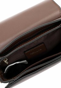 Portafoglio in pelle marrone con una superficie liscia, caratterizzato da diverse tasche, cucitura nera e un logo discreto all'interno. Layout interno visibile.