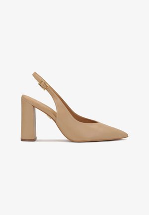Tacchi slingback beige con tacco a blocco, punta affusolata, texture in pelle liscia e cinturino regolabile con fibbia.