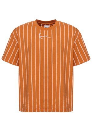 SMALL SIGNATURE BOXY PINSTRIPE TEE - Apdrukāts T-krekls - cognac/white