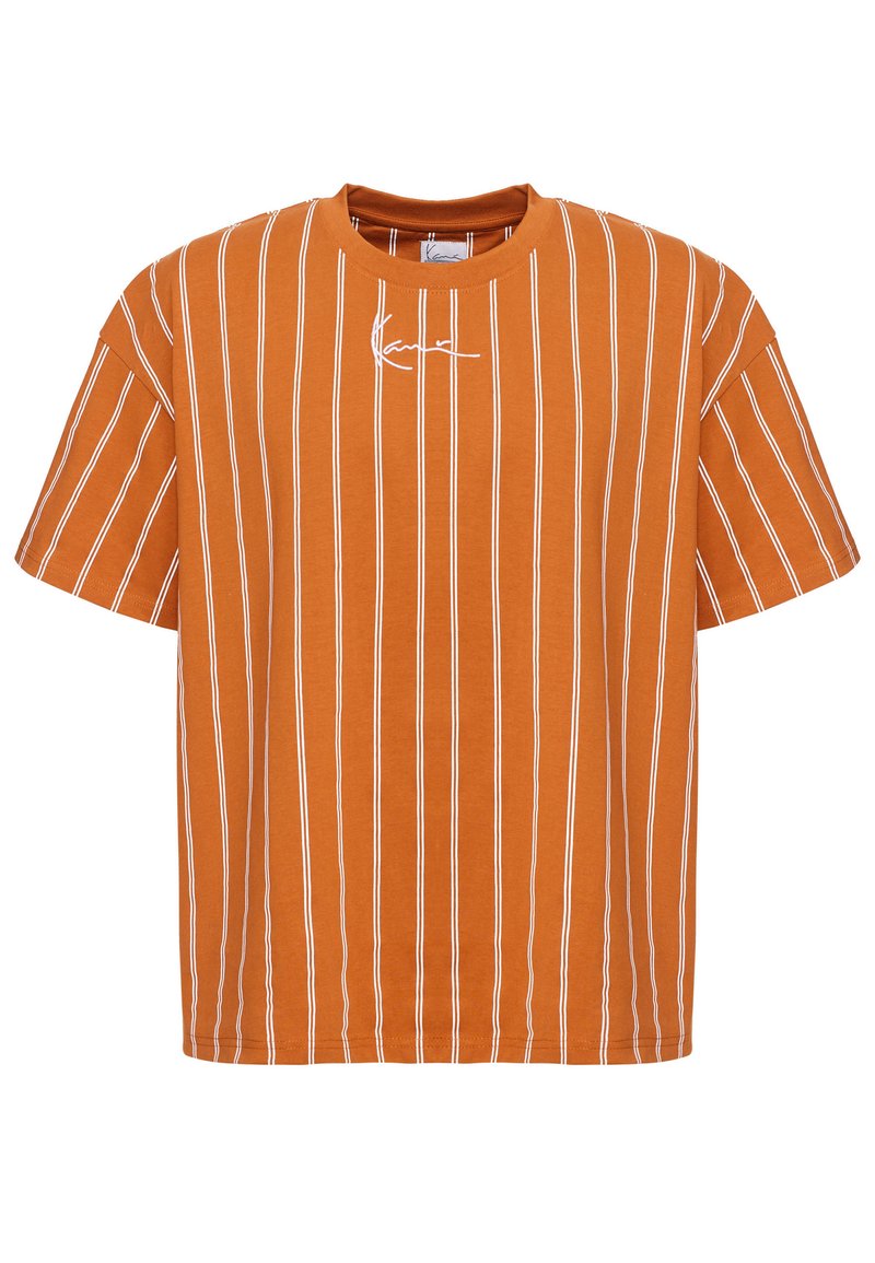 Oranges T-Shirt mit kurzen Ärmeln, weißen vertikalen Streifen, Rundhalsausschnitt und einem kleinen Logodesign auf der Vorderseite. Weiches Baumwollmaterial.