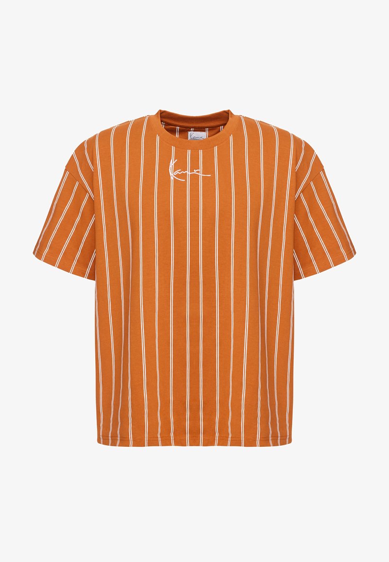 Oranges T-Shirt mit kurzen Ärmeln, weißen vertikalen Streifen, Rundhalsausschnitt und einem kleinen Logodesign auf der Vorderseite. Weiches Baumwollmaterial.