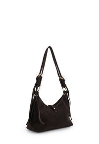 Brązowa zamszowa torebka o zaokrąglonym kształcie, z podwójnym plecionym paskiem i złotymi elementami. Zdobiona frędzlami, o minimalistycznym designie.