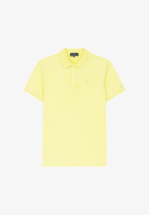 Camiseta tipo polo amarilla de manga corta con cuello, dos botones y un pequeño logo en el pecho izquierdo y la manga.