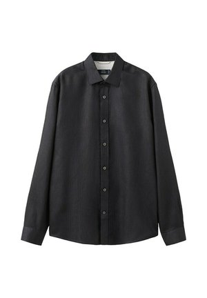 Camisa negra de manga larga con botones, con cuello y puños estándar, mostrada extendida sobre un fondo blanco.