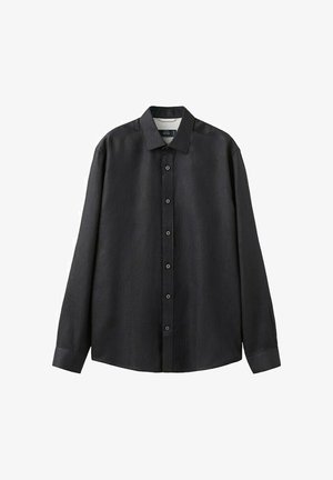 Camisa negra de manga larga con botones, con cuello y puños estándar, mostrada extendida sobre un fondo blanco.