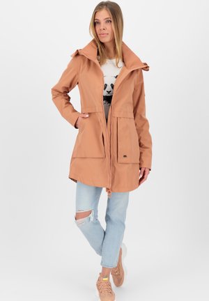 Hellbrauner, wasserdichter Parka mit großem, gefaltetem Kragen, zwei Fronttaschen und tailliertem Schnitt. Verfügt über einen Reißverschluss und eine weiche Textur.