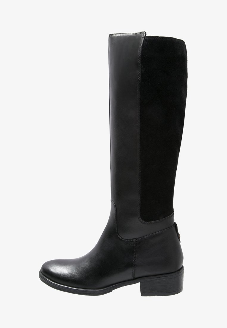 Bottes en cuir noires montantes avec une finition lisse et un panneau en daim contrasté. Bout carré et petit talon bloc.