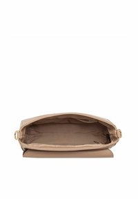 Beżowa skórzana torba wewnętrzna, charakteryzująca się gładką fakturą i prostym wzornictwem. Otwarta, z dużą ilością miejsca i małą kieszonką na zamek.