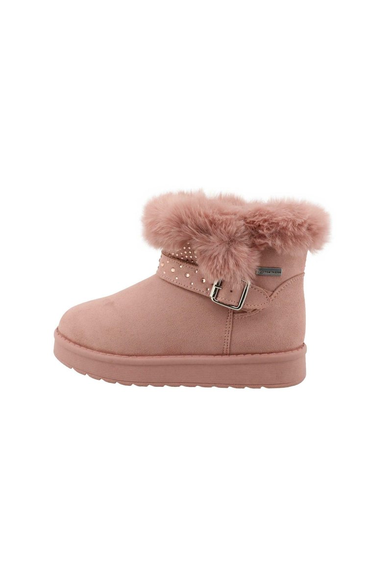Roze suède enkellaars met nepbontkraag, decoratieve band en kleine studs. Platte rubberen zool, ronde neus en een gladde textuur.
