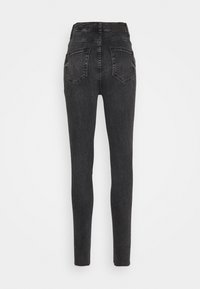 Jeans skinny pretos com cintura alta, apresentando dois bolsos traseiros e bainhas desfiadas. Feitos de denim, exibem uma textura suave e um design justo.