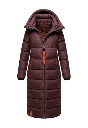 Lange pufferjas in donker bordeauxrood met een geborduurde design, grote capuchon, dubbele voorzakken met rits en een oranje ritsaccent.