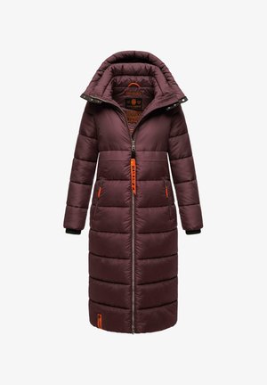 Dolga puffer jakna v temno burgundski barvi z quiltanim vzorcem, velik kapuco, dvojnima sprednjima žepoma na zadrgo in oranžno zadrgo za poudarek.