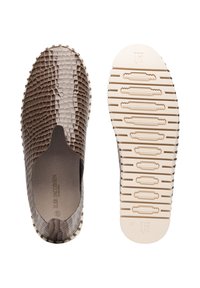 Bruine neplederen instap schoenen met een gestructureerd reptielenpatroon, voorzien van een beige rubberen zool met griplijnen en branding op de binnenzool.