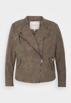 Kurtka motocyklowa zamszowa w kolorze taupe z asymetrycznym przednim zamkiem błyskawicznym, kieszeniami na suwak i pikowanymi detalami na ramionach i rękawach.