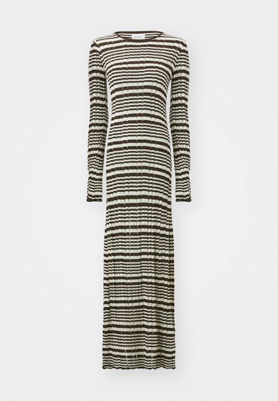 Lång klänning med långa ärmar, med ett randigt mönster i mörkbrunt och krämfärgat. Tillverkad av ett strukturerat, plisserat tyg.