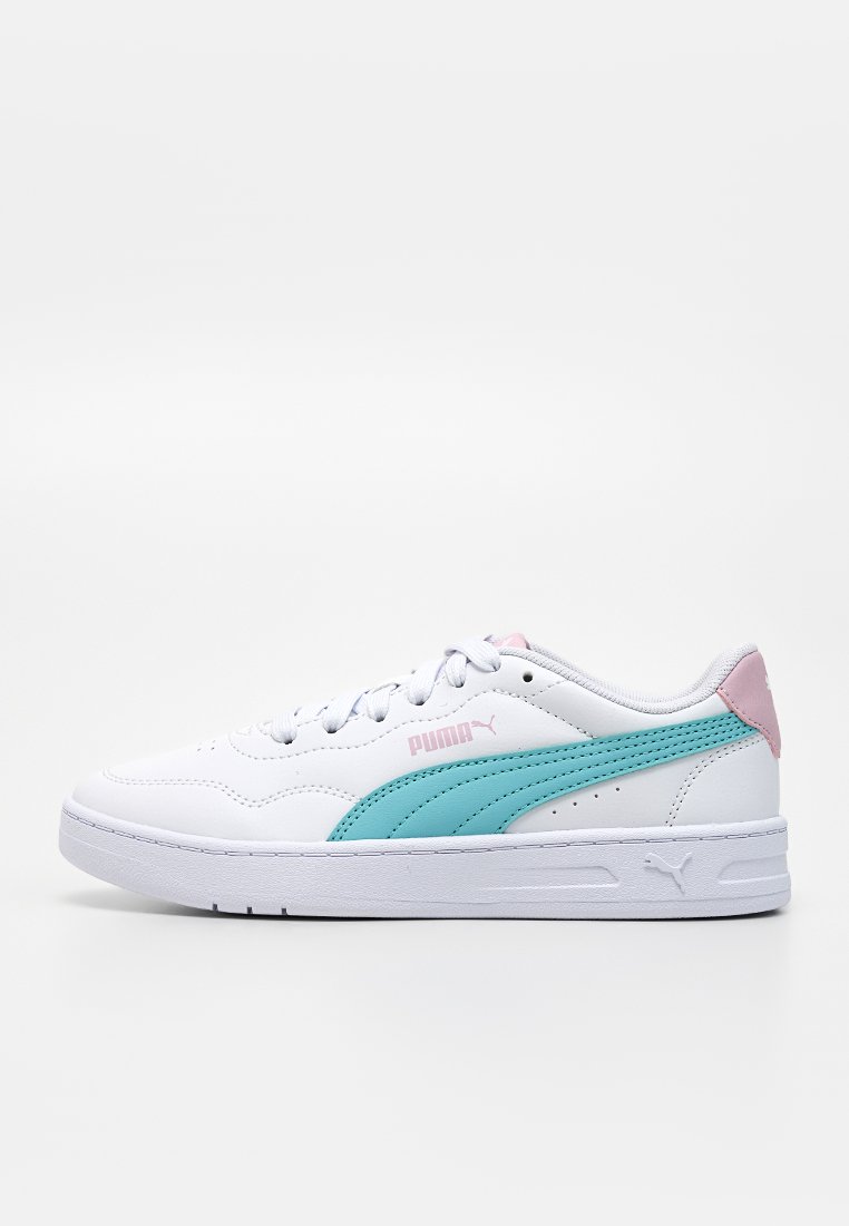 Zapatillas deportivas de cuero blanco con detalles en turquesa y rosa, que presentan una textura suave, forma redondeada y elementos de diseño minimalistas.