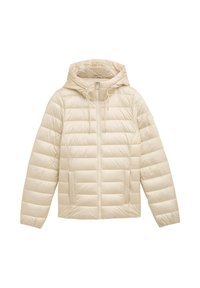 Blouson rembourré beige avec capuche, fermeture éclair sur le devant et poches latérales. Texture lisse, présente des coutures horizontales et un logo sur la manche.