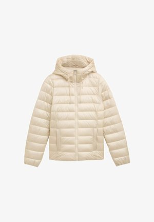 Beige párnázott dzseki kapucnival, cipzáras elülső résszel és oldalsó zsebekkel. Simább textúra, vízszintes varrásokkal és logóval az ujjon.