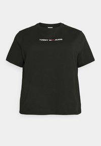 Camiseta negra de algodón con cuello redondo, que presenta el texto "TOMMY" en blanco y "JEANS" en blanco con un acento en rojo y blanco. Mangas cortas.