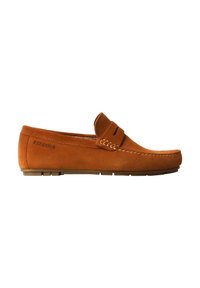 Mocassin en daim marron clair pour homme avec des détails cousus, semelle en caoutchouc et une bride horizontale sur le dessus, marqué "Redskins" sur le côté.