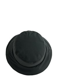 Pălărie rotundă, de culoare gri închis, cu o textură netedă și un luciu subtil. Are o coroană uniformă, plată și o margine largă și moale.